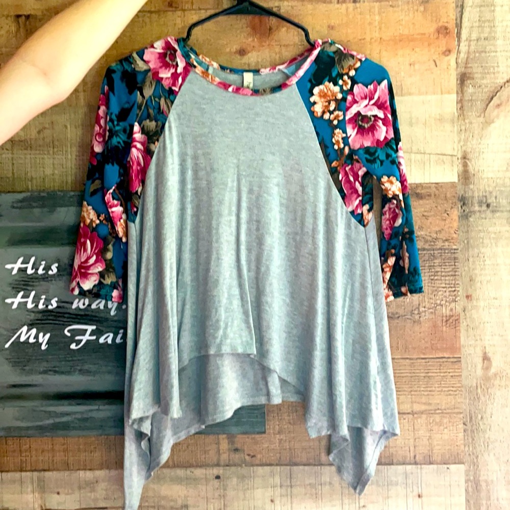 juniors Small floral 3/4 sleeve top